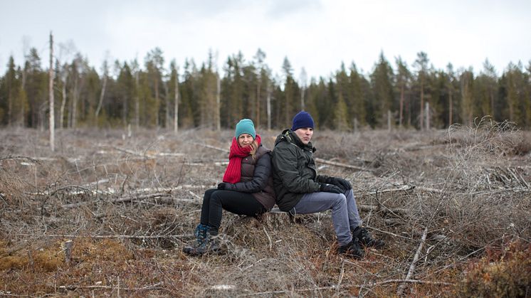 Historikern Anna Sténs och idéhistorikern Erland Mårald (båda Umeå universitet) under en filminspelning. De har tillsammans med ett tvärvetenskapligt team av forskare tagit sig an de stora frågorna om skogen.