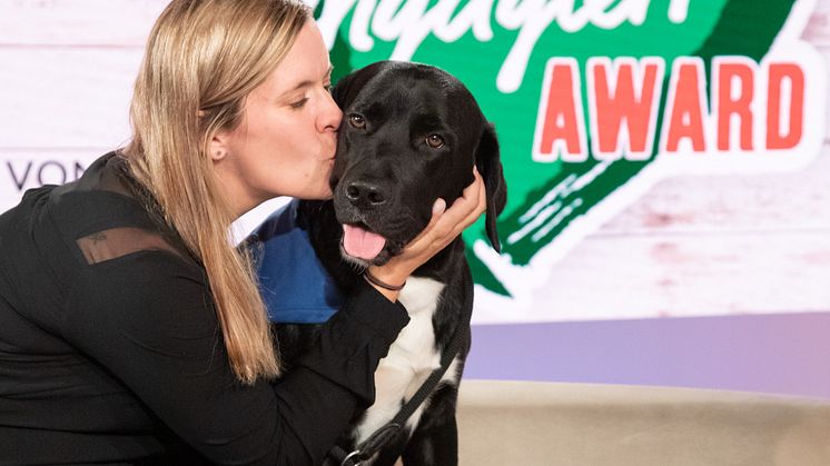 Fressnapf TEA 2021 Tierischer Held Aron mit Katrin Veitl und Pokal