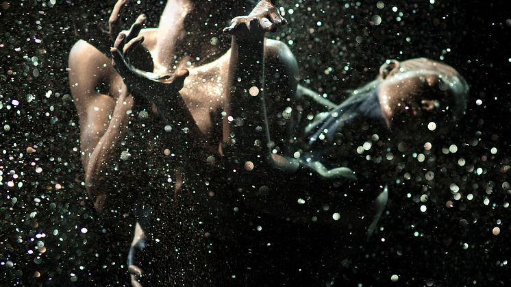 To see the world while the light lasts spelas på Malmö Opera 15 okt-6 nov.
