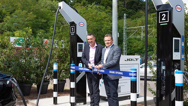Einweihung einer neuen ultraschnellen Ladestation bei ESSO in Stuttgart: Maurice Neligan, CEO der JOLT Energy Group (links) und Thomas Speidel, CEO von ADS-TEC Energy.