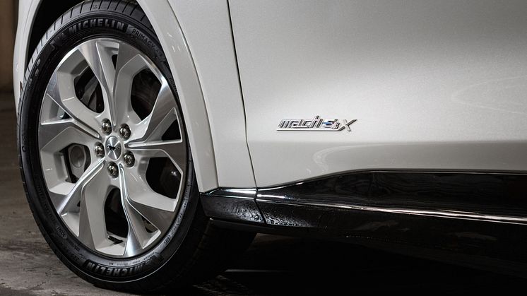 2022FordMustangMach-E_FrostWhite_15
