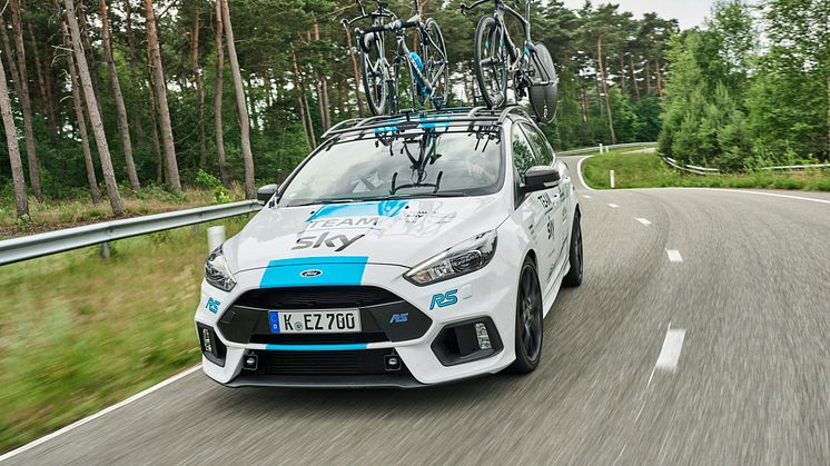 Weißer Ford Focus RS im Look von Team Sky wird zusätzliches Begleitfahrzeug bei der in Kürze in Düsseldorf startenden Tour de France 