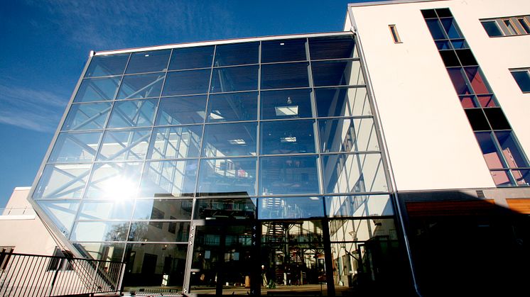 Byggnadens ena sida är helt byggd av glas och släpper in stora mängder dagsljus. För ändamålet valdes Pilkington Activ Suncool™ 70/40.
