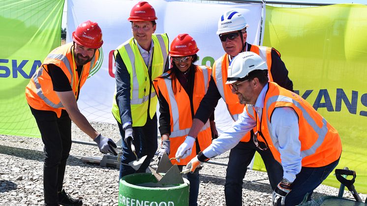Greenfoods koncernchef David von Laskowski, kommunstyrelsens ordförande Peter Danielsson, samt Skanskas Ida Granqvist, Johan Hedve och Thomas Melkersson.