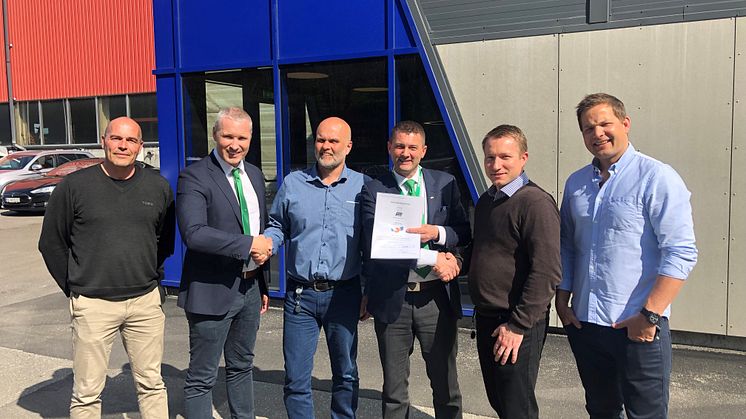  Ivar Skahjem, TESS, Jan Ivar Lindseth, TESS, Kent Sandsmark, leder innkjøp og logistikk i AMV, Roar Kleven, TESS, Tomas Söne, strategisk innkjøp, AMV, Peder Andersen, administrerende direktør i AMV. 