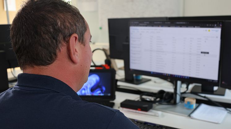 Das Team des Bayernwerk-Kundencenters Regen freut sich über das neue Büro der mobilen Mitarbeitenden in Freyung. 