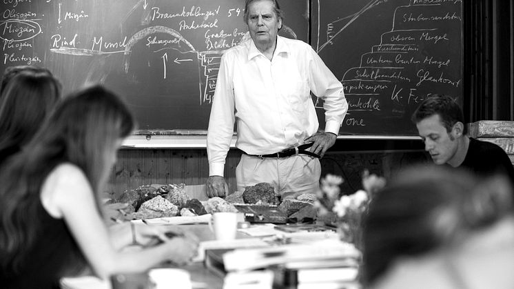 Manfred Klett mit Studierenden bei einer Geologievorlesung (Foto: Landbauschule des Dottenfelderhofs, 2009)