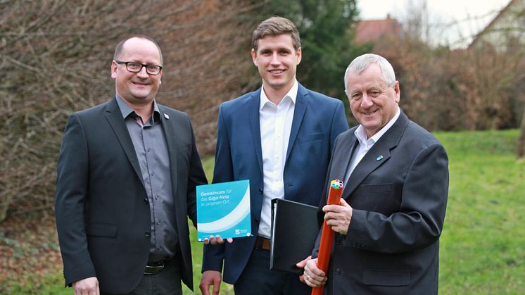 (v.l.): Ziesendorfs Bürgermeister Thomas Witt, stv. Projektleiter Deutsche Glasfaser Guido Hill und Stäbelows Bürgermeister Hans-Werner Bull