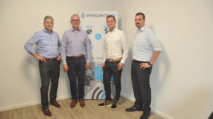 Die Geschäftsführer von PriorityID, Michael Kötter (2.v.l.) und Christian Ungar (4.v.l.), zusammen mit Sander Merkx, Geschäftsführer von Mieloo & Alexander (links) und Eiko Gramlich (3.v.l.), Sales Manager „DACH“