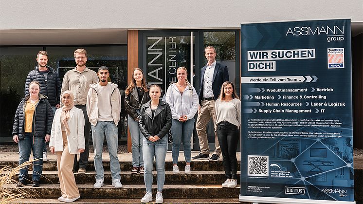 Unten v.l.n.r.: Alina Jahncke (Ausbilderin), Nura Alawie, Wael Bahri, Yasmin Peter, Pia Müller (Ausbilderin). Hinten v.l.n.r.: Philip Glittenberg (Ausbilder), Lennart Morgenschweis, Leonie Pielhau, Lara Töpel, Phil Penninger (Geschäftsführer)