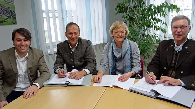 Bleiben Partner bei der Stromversorgung. v.l.: Stefan Drexl (kommunaler Betreuer), Klaus Kostalek (Bgm. Antdorf), Ursula Jekelius (Leiterin Kommunen und Kooperationen Region Oberbayern) und Michael Strobl (Bgm. Habach).