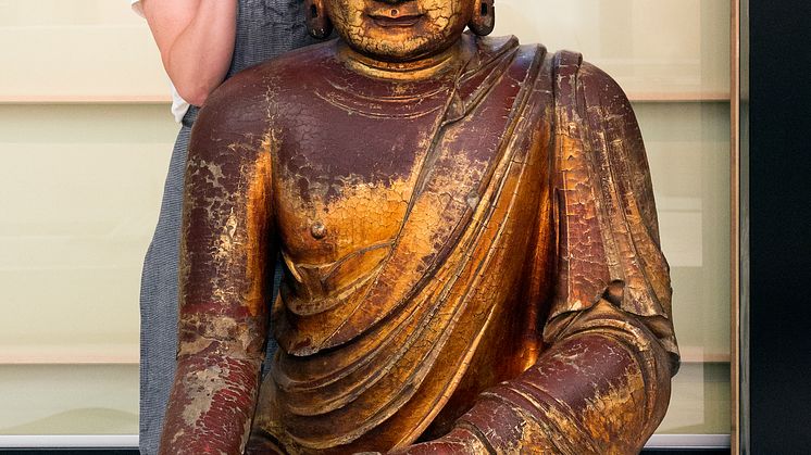 Restaurering av buddhaskulptur