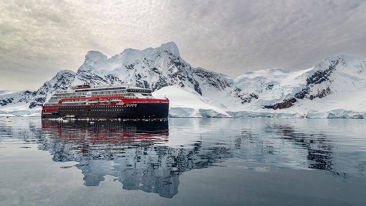 MS Roald Amdunsen Paradise-Bay-Antarctica Photo Oscar Farrera Hurtigruten Expeditions