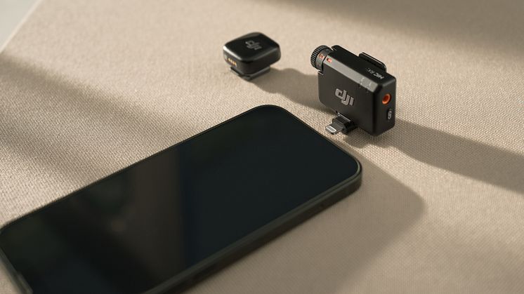 DJI Mic Mini (1TX+1RX)+DJI Mic Mini Mobile Phone Adapter(Lighting) with Phone.jpg