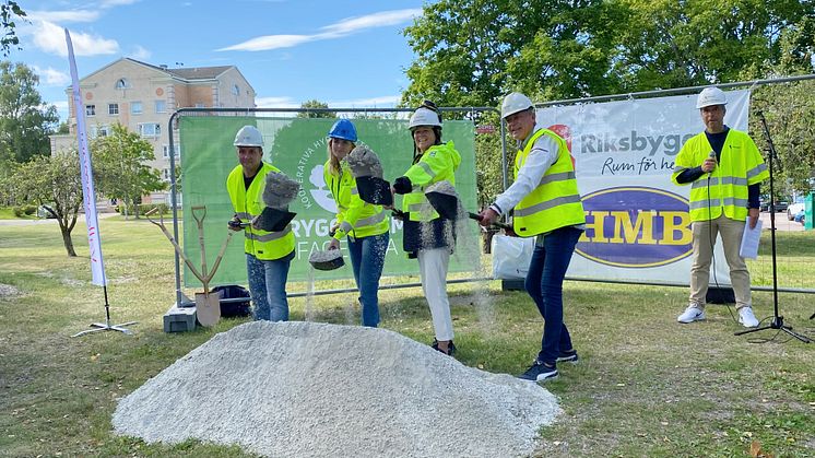 Fr v Marino Wallsten, kommunalråd Fagersta, Elin Hasselgren, avdelningschef HMB, Johanna Frelin, vd på Riksbyggen och Mats Engström, föreningssamordnare, Riksbyggen. Konferencier var Mikael Petterson Sjölund, marknadsområdeschef på Riksbyggen Bostad.