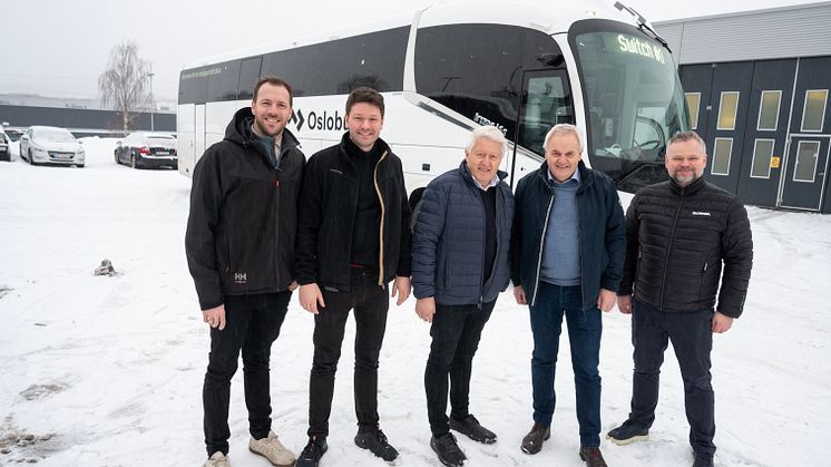 Flåteansvarlig Ole Jørgen Widerøe (t.v.), driftssjef Filip Eijerstam Iversen, eier og forretningsutvikler Svein Busch Iversen sammen med Olav Dårflot og Espen Fremstad fra Scania gleder seg over første av Oslobuss sin nye Scania turbusser på gass.