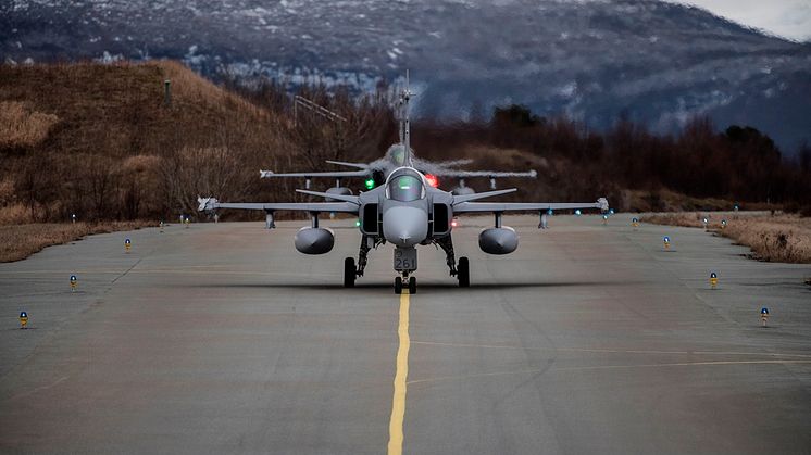 JAS 39 Gripen taxar ut på Bodö flygplats inför start under övningen Trident Juncture 18. Foto: Mats Nyström/Försvarsmakten