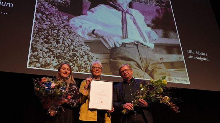 Viktoria Enoksson, Höganäs kommun och Göran Nilsson från Tankesmedjan Movium vid SLU med Ulla Molin-stipendiaten Rigmor Celander i mitten. Foto: Anders Rasmusson