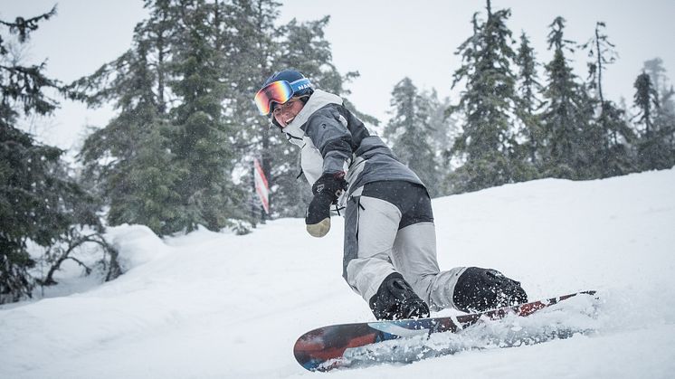Stöten i Sälen - glad snowboardtjej 2425