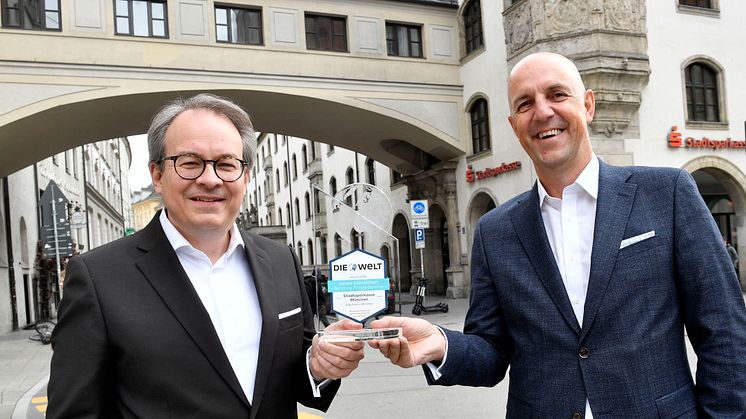 (v.li.) Florian von Khreninger-Guggenberger, DIrektor Private Banking und Vorstandsmitglied Stefan Hattenkofer freuen sich über den erneuten Test-Sieg.