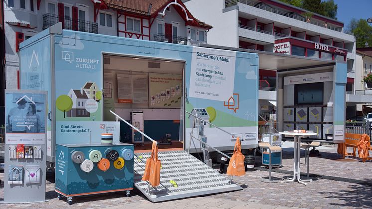 Sanierungsmobil mit Energiesparexperte Ronny Meyer zu Besuch auf dem Rathausplatz
