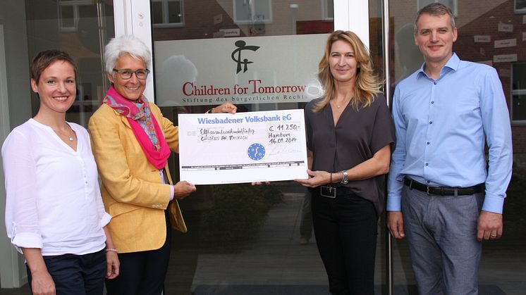 VOD-Mitglieder treffen Stefanie Graf / Osteopathen helfen Flüchtlingskindern: 11 000-Euro-Spenden-Scheck übergeben