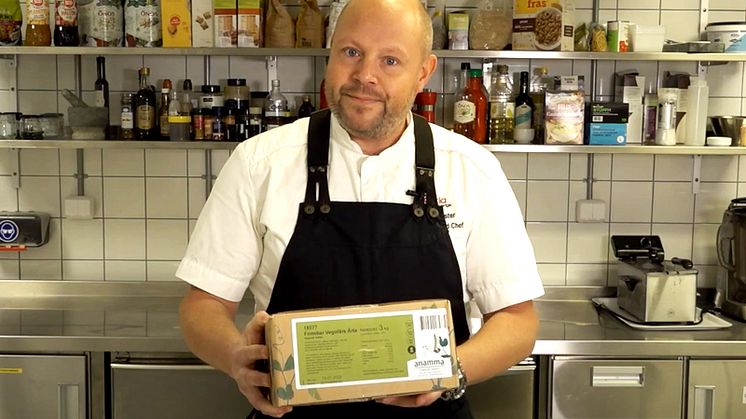 Johan Holster, kulinarisk kreatör på Orkla FoodSolutions, visar årets huvudråvara - Anamma Formbar Vegofärs Ärta. Bild: Från Visitas YouTube-kanal