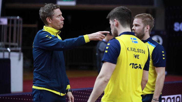 Jörgen Persson coachar Kristian Karlsson och Jon Persson. Foto: Remy Gros/ITTF