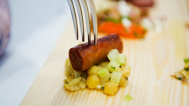 Kryddig lammkorv med stomp på gula ärter, gurka med mynta, lime och olivolja #svenskchark