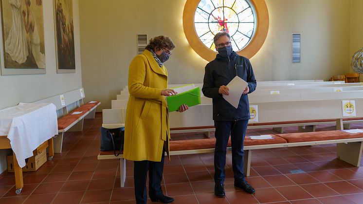 Bischöfin Beate Hofmann und Hephata-Vorstand Maik-Dietrich Gibhardt bereiten den Einsegnungsgottesdienst in der Hephata-Kirche vor.
