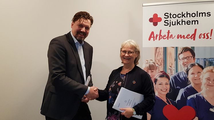 På bilden ovan ses Fredrik Wångberg, CEO Strikersoft och sjukhusdirektör Karin Thalén i samband med att avtalet signerades.​​