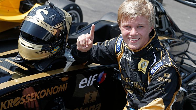 Pallsäker Johansson jagar täten i Formel Renault 1,6