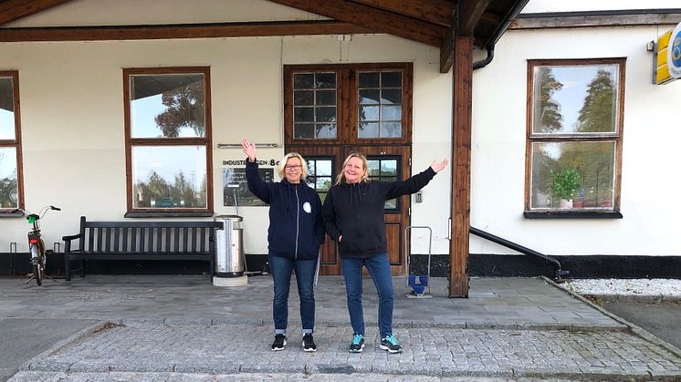 Marita Gullberg och Anneli Ottenby, personal på Skyddsvärnet secondhand. Foto: Skyddsvärnet