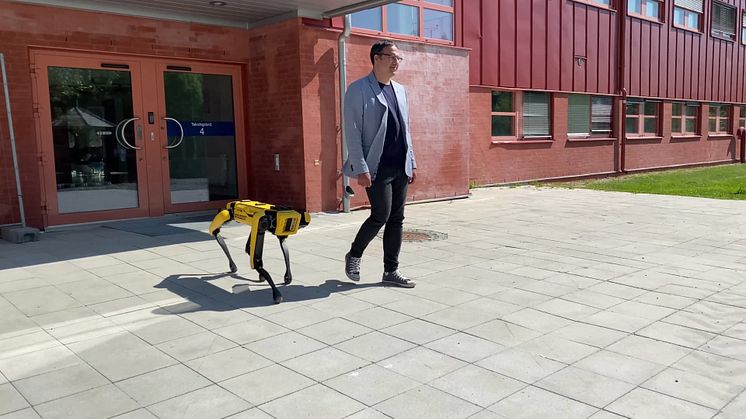Klipp: professor George Nikolakopoulos och gående roboten Spot
