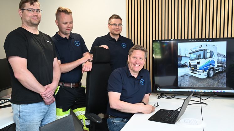 My Scaniasta saatavat ympäristötiedot ovat alkaneet kiinnostaa asiakkaita yhä enemmän, kertovat Wibax Logisticsin Juha Nikkilä (vas.), Tomi Ilola, Juha Rissanen ja Jouni Nikkilä.