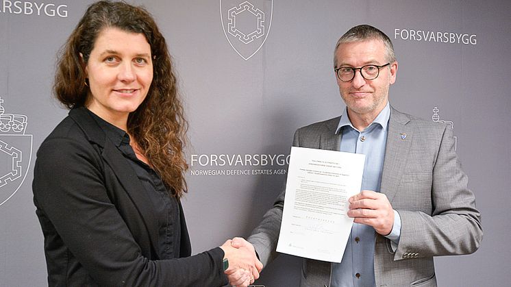 Å ta vare på miljøet er en viktig del av oppdraget vårt. Når vi tilslutter oss til strakstiltakene bekrefter vi målsetningen om en bærekraftig forsvarssektor, sier direktør Thorbjørn Thoresen, her sammen med Katharina Bramslev fra Grønn Byggallianse.