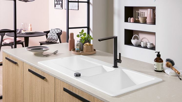 A delicate new shape in TitanCeram – Siluet 60 R: user-friendly sink with a half bowl