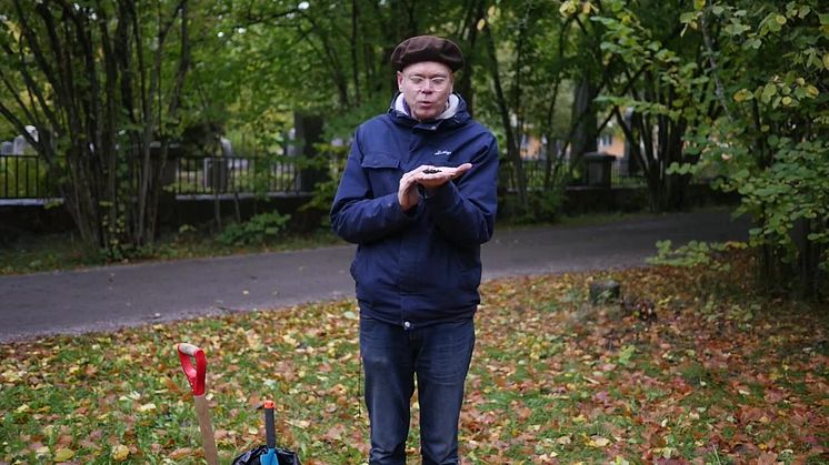 Staffan Lindberg och miljörörelsens grundare Rob Hopkins gräver ner biokol 