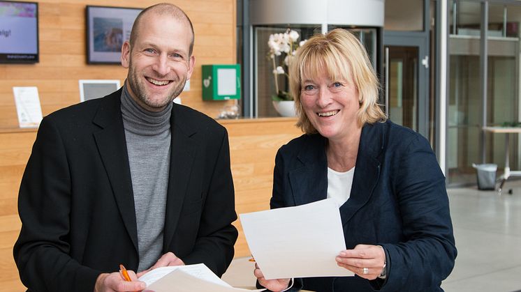 Innovatums VD Martin Wänblom och Kerstin Norén rektor för Högskolan Väst, signerar avsiktsförklaringen mellan de två som lovar ett tätare samarbete kring entreprenörsfrågor.