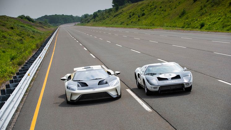 2022 Ford GT ’64 Heritage Edition and 1964 Ford GT prototype_11