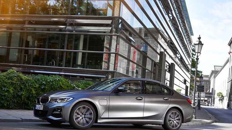 BMW 3-sarjaan uusia ladattavia hybridimalleja