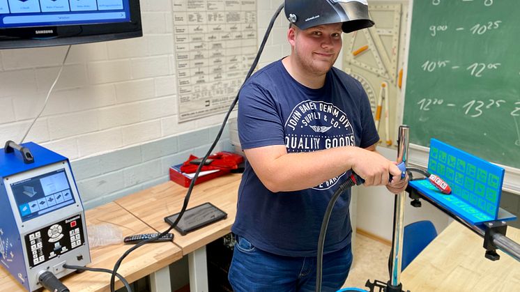 Die Tabletts haben ihm das Lernen erleichtert: Philipp Martin (21) absolviert aktuell eine Ausbildung zum Konstruktionsmechaniker in der Berufshilfe der Hephata Diakonie.