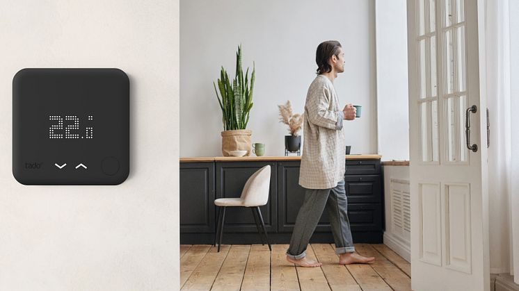 smart_thermostat_blsck_lifestyle_3840x1884_0625_00