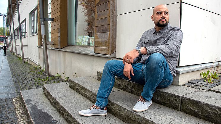 Bergsjöns poet stöttar unga med språket som verktyg
