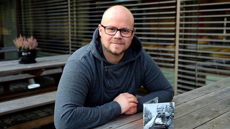 Leif Ingvar Ranøien i Hedmark musikkarkiv ved Anno Glomdalsmuseet, med plata han har tatt initiativ til å lage; I fedres arv - arkivinnspillinger fra Engerdal. Emir Curt