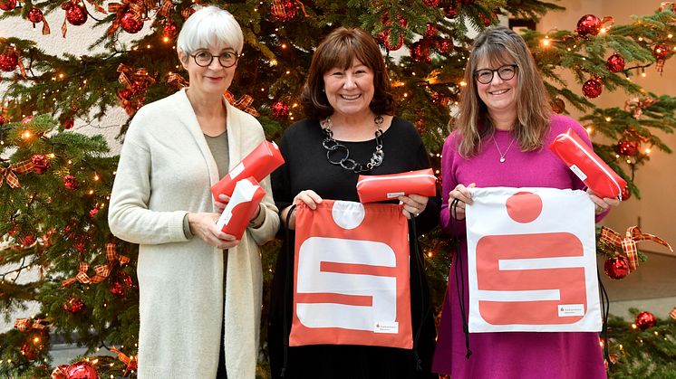 v.l.: Christine Ulrich und Petra Reiter (Bunte Münchner Kindl) sowie Gabriele Nellissen (SSKM) freuen sich über die besondere Spende. 