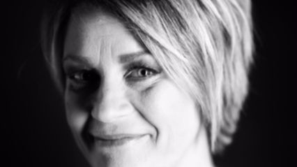 Åsa Bonelli medverkar i Kära mamma med novellen Moderskap