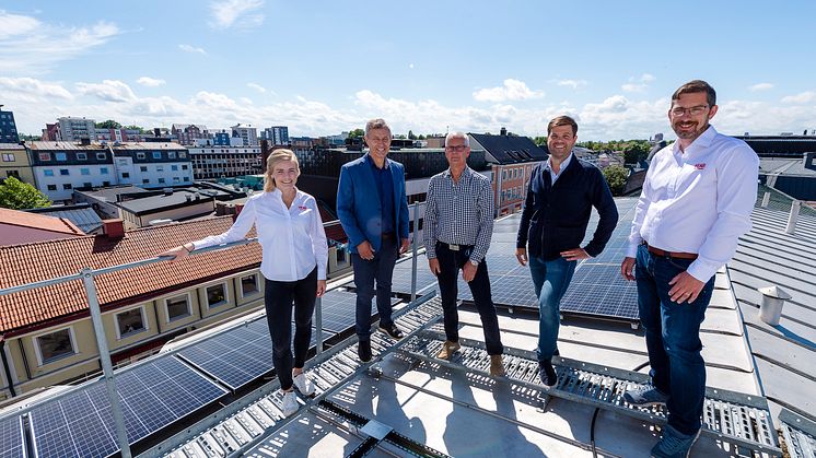 Solcellsanläggningen placeras på taket på Storgatan 14. Från vänster: Sofie Nielsen och Erik Tellgren, Växjö Energi, Kjell Blennmyr och Johan Petri, AB Hjalmar Petri och Patrik Markus, Växjö Energi.