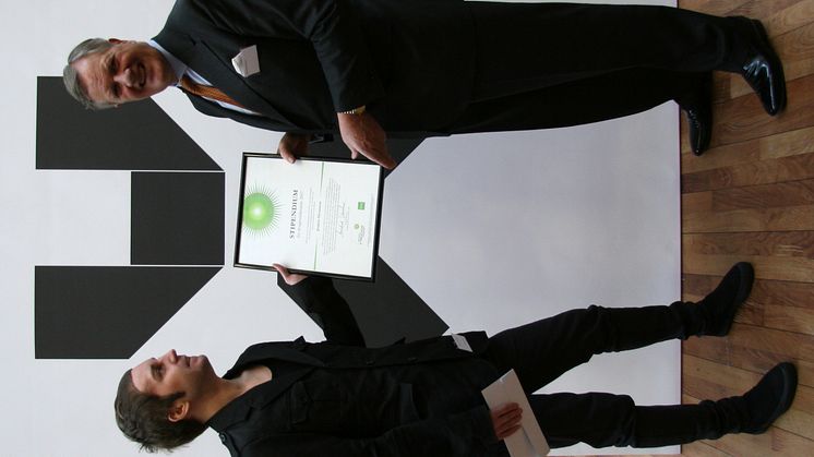 Joakim Oscarsson tar emot Michael Treschows designstipendium 2007
