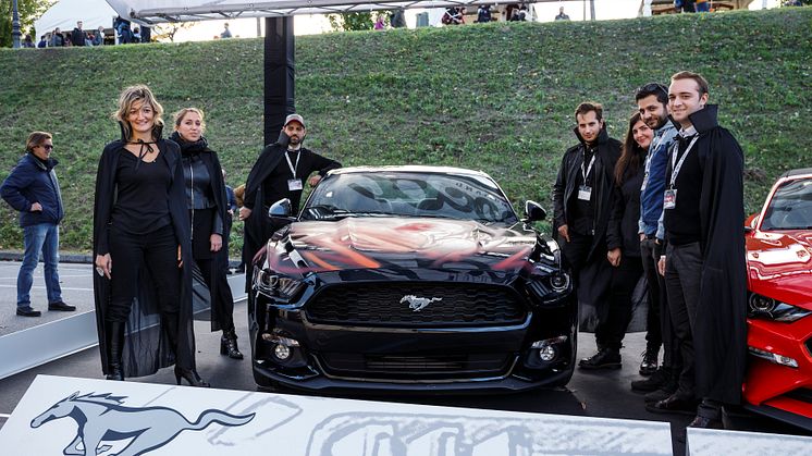 Ford Mustang genopstår som graffitikunst
